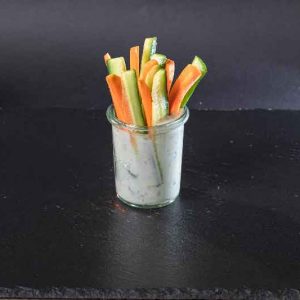 Gemüse-Sticks mit Joghurt Schälchen
